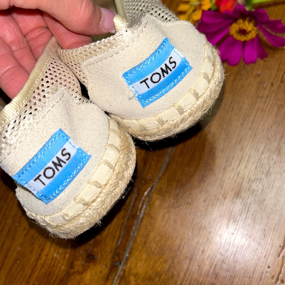 🌸TOMS⭐️LIKE NEW⭐️Tan Espadrille Slip On Mesh Shoes Size 5 GENTLY WORN 1X - Picture 2 of 8